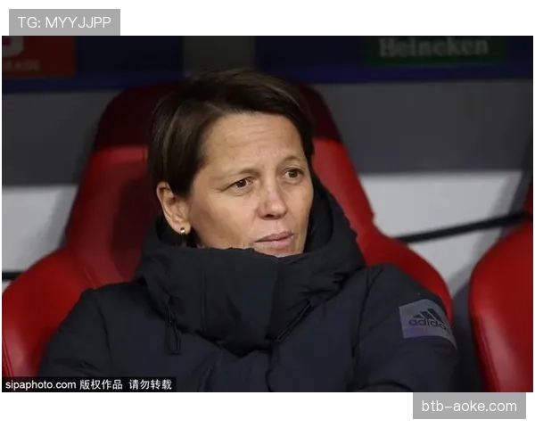 柏林联合女性主教练埃塔场边指挥，创造德甲历史